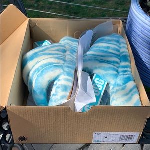 UGG slippers with fluff yeah slide zebra size 6.